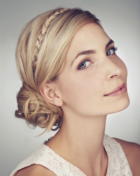 Acconciature con chignon laterale