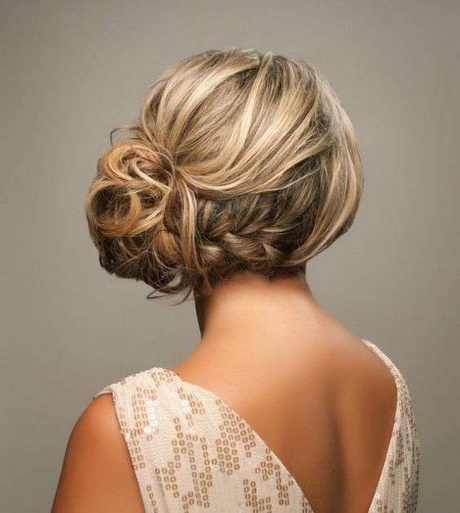 Acconciature con chignon laterale