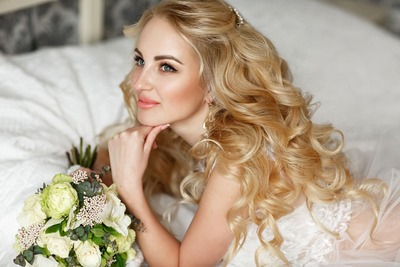 Acconciature capelli semiraccolti sposa