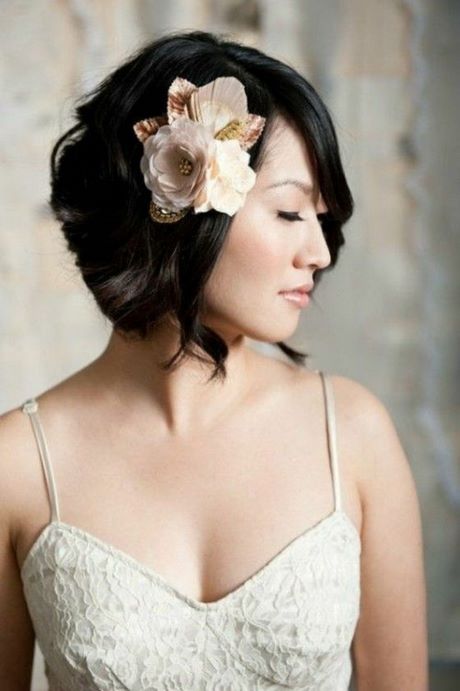 Acconciature sposa capelli corti con fiori