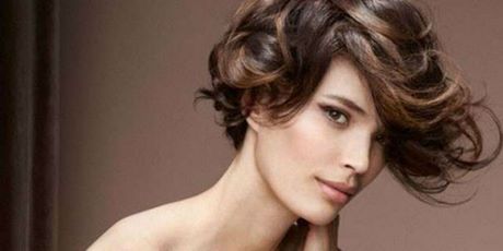 Capelli boccoli corti