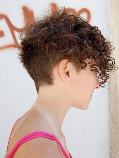 Taglio corto con capelli ricci