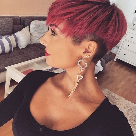 Taglio capelli rasati donna