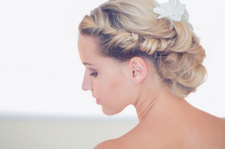 Acconciature capelli medi per matrimonio