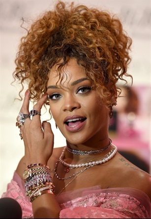 Rihanna capelli corti ricci