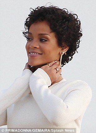 Rihanna capelli corti ricci