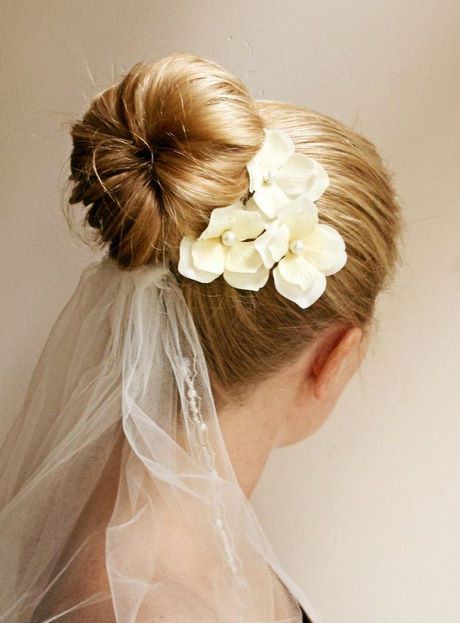 Acconciature sposa chignon alto