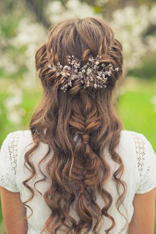 Capelli raccolti invitata matrimonio