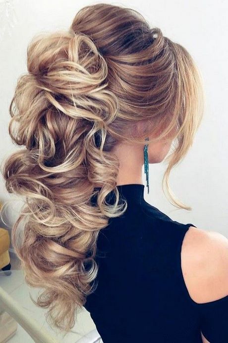 Capelli raccolti per un matrimonio