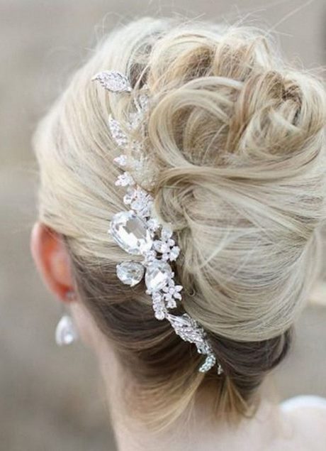 Capelli raccolti per un matrimonio