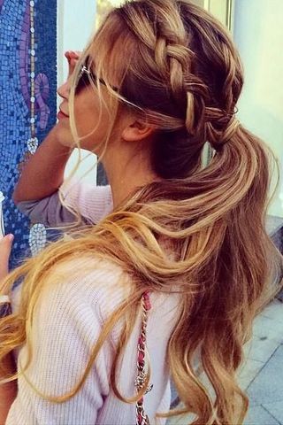 Capelli con acconciature