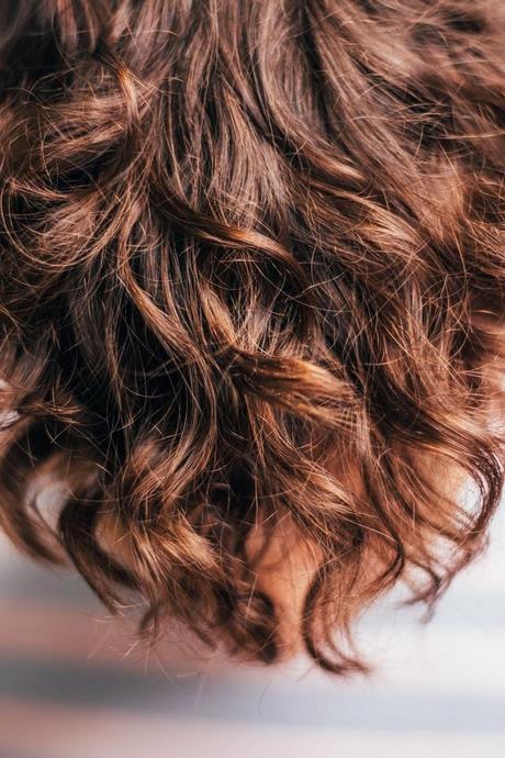 Capelli con onde morbide con piastra