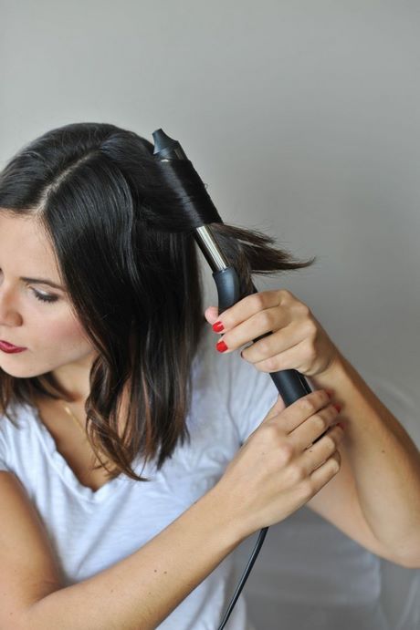 Capelli ondulati con la piastra