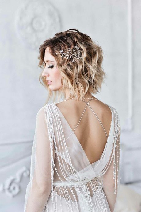 Acconciatura sposa capelli corti 2023